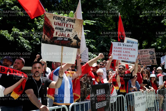Proteste gjate Parades se Shqiptareve ne New York