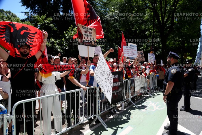 Proteste gjate Parades se Shqiptareve ne New York