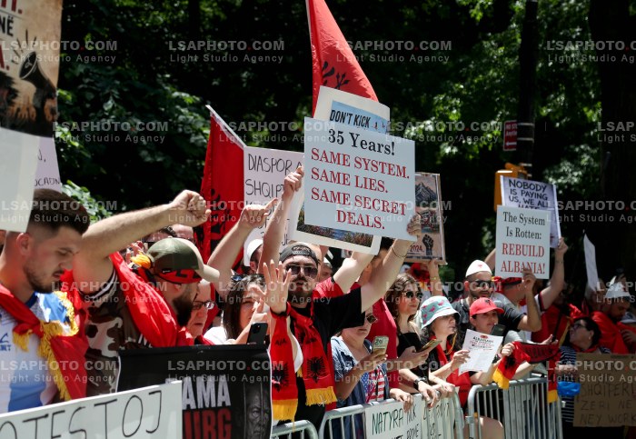 Proteste gjate Parades se Shqiptareve ne New York