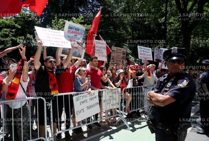 Proteste gjate Parades se Shqiptareve ne New York