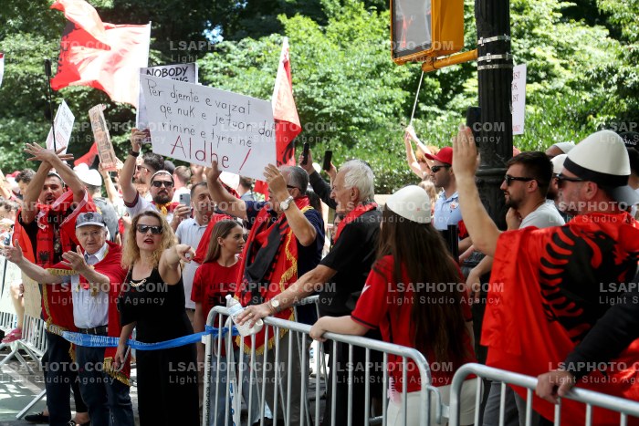 Proteste gjate Parades se Shqiptareve ne New York