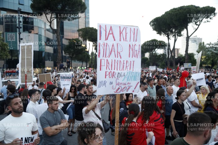 Protesta e Qytetareve para Kryeministrise ne Diten e 24