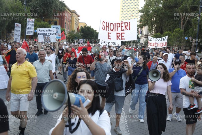 Protesta e Qytetareve para Kryeministrise ne Diten e 27