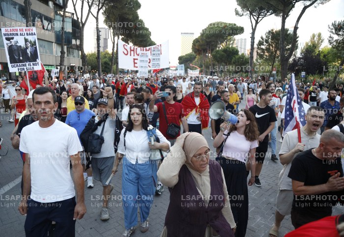Protesta e Qytetareve para Kryeministrise ne Diten e 27