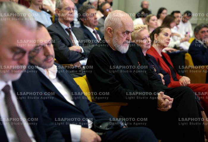 Francois Hollande ne Tirane
