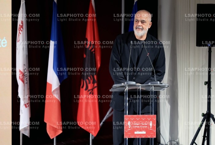 Francois Hollande ne Tirane