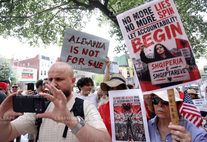 Proteste ne Washington DC per Zvernecin