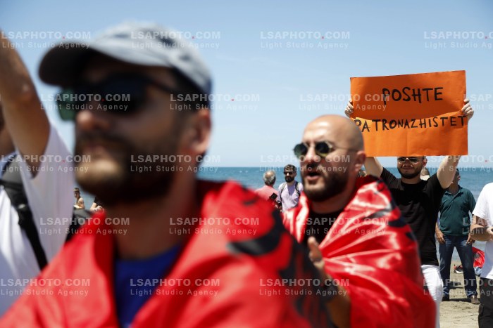 Proteste ne Narte dhe Zvernec