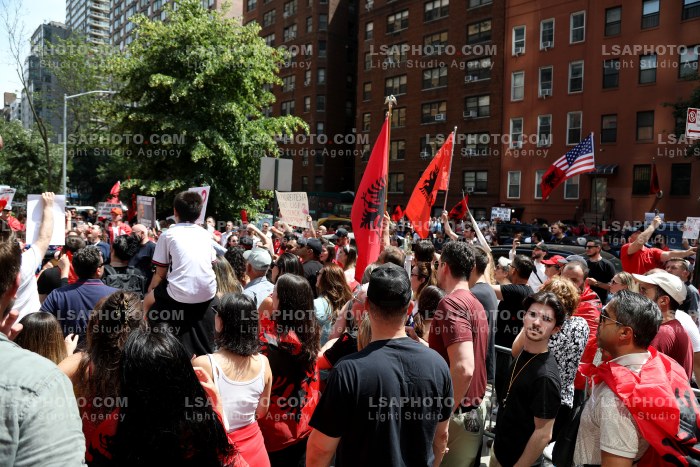 Proteste ne New York per Zvernecin