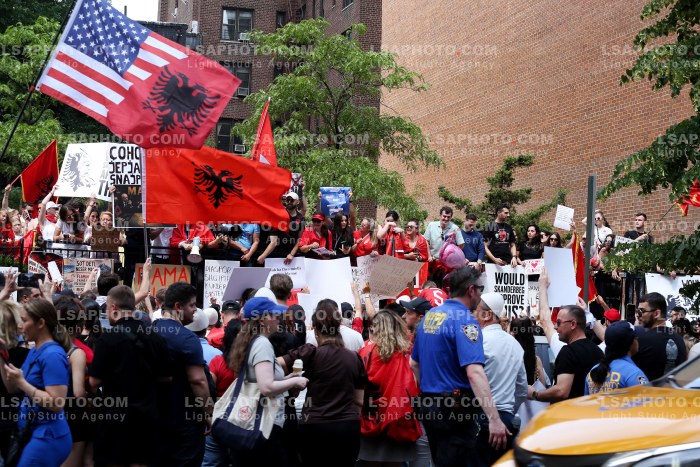 Proteste ne New York per Zvernecin