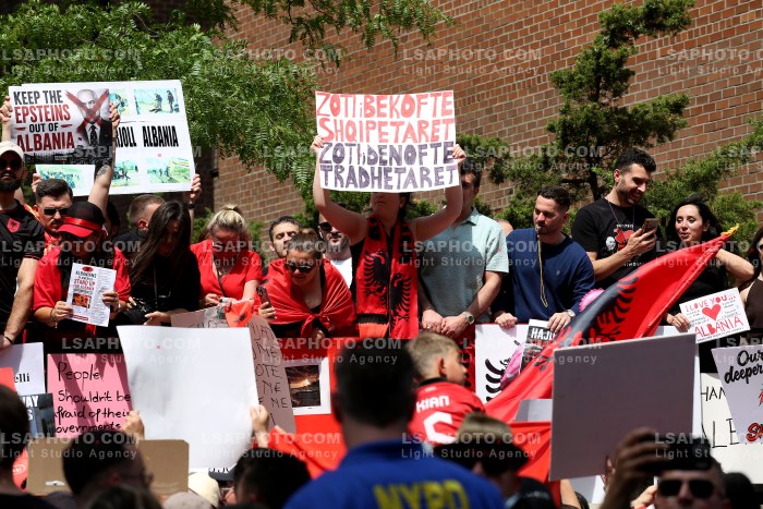 Proteste ne New York per Zvernecin