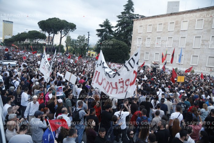 Dita e Peste e Protestes