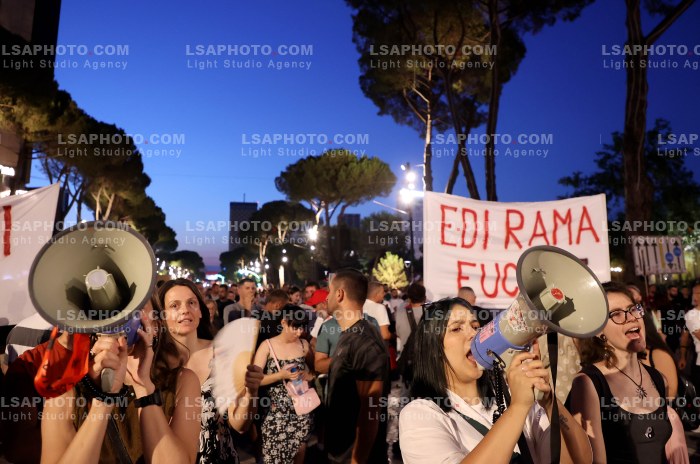 Protesta e Qytetareve para Kryeministrise ne Diten e 42