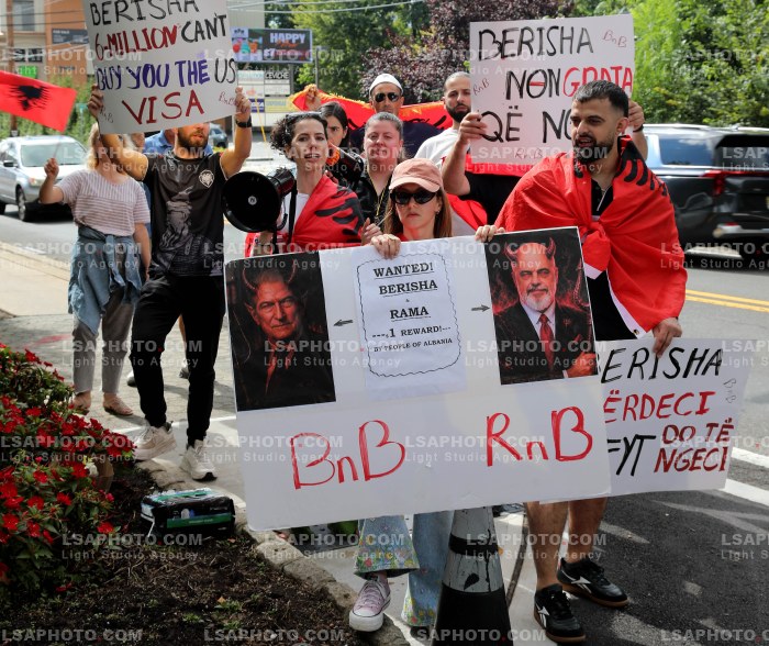Shqiptare ne New Jersey Proteste Gjate vizites se Berishes