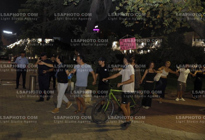 Protesta e Qytetareve ne Tirane ne Diten e 100
