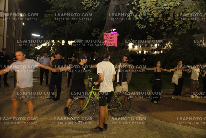 Protesta e Qytetareve ne Tirane ne Diten e 100