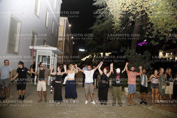 Protesta e Qytetareve ne Tirane ne Diten e 100