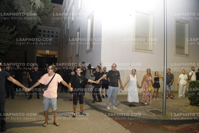 Protesta e Qytetareve ne Tirane ne Diten e 100