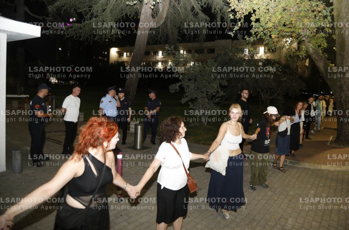 Protesta e Qytetareve ne Tirane ne Diten e 100