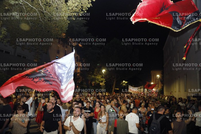 Protesta e Qytetareve ne Tirane ne Diten e 100