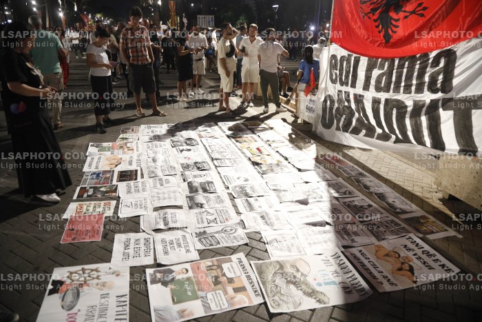 Protesta e Qytetareve ne Tirane ne Diten e 100