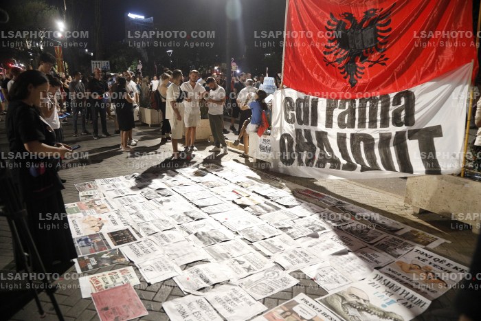 Protesta e Qytetareve ne Tirane ne Diten e 100