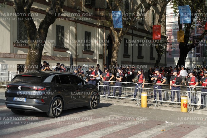 Policia Shperndan Protestuesit Prane Parlamentit