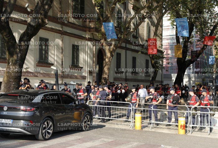 Policia Shperndan Protestuesit Prane Parlamentit