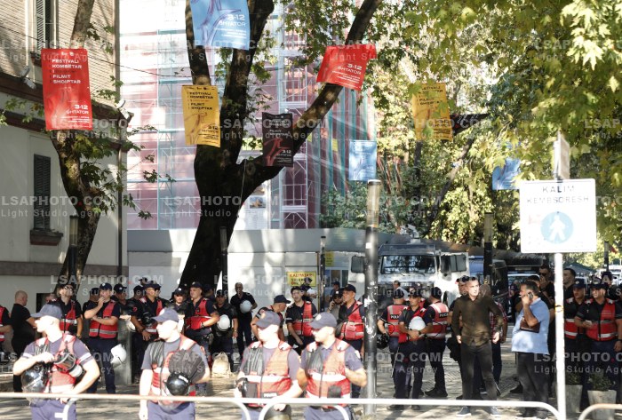 Policia Shperndan Protestuesit Prane Parlamentit