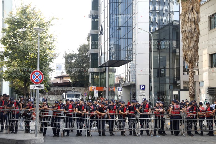 Policia Shperndan Protestuesit Prane Parlamentit