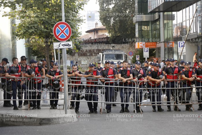 Policia Shperndan Protestuesit Prane Parlamentit