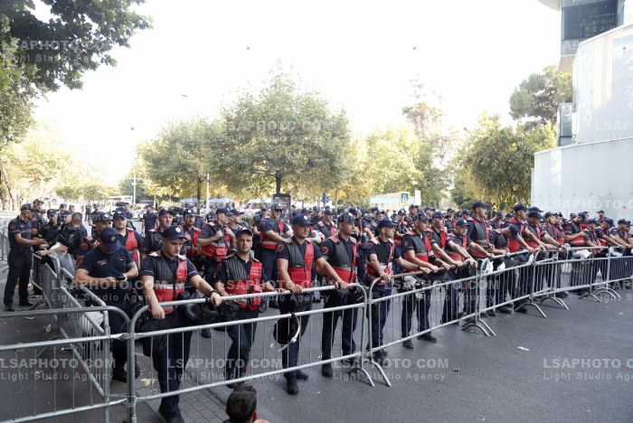 Policia Shperndan Protestuesit Prane Parlamentit
