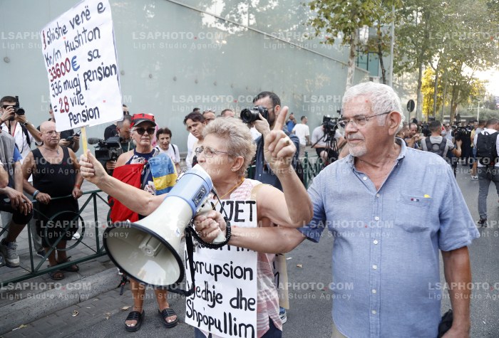 Policia Shperndan Protestuesit Prane Parlamentit
