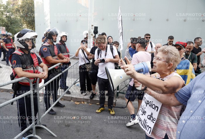 Policia Shperndan Protestuesit Prane Parlamentit