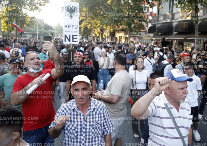 Policia Shperndan Protestuesit Prane Parlamentit