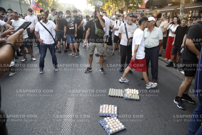Policia Shperndan Protestuesit Prane Parlamentit