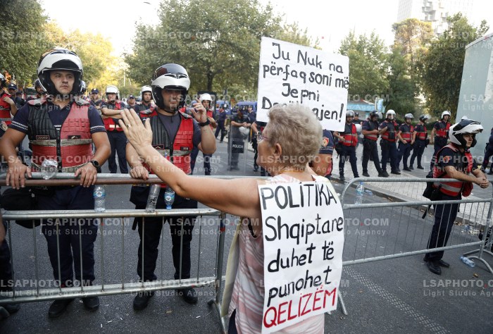 Policia Shperndan Protestuesit Prane Parlamentit