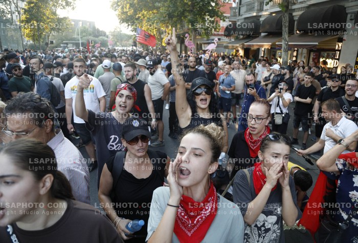Policia Shperndan Protestuesit Prane Parlamentit