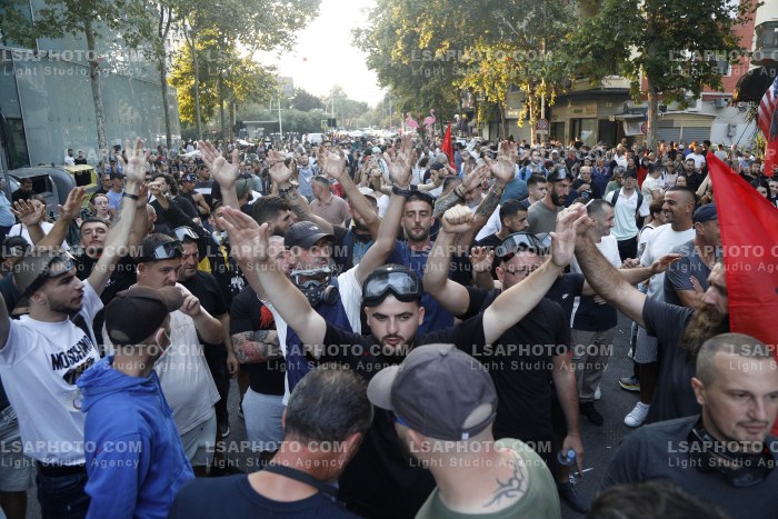 Policia Shperndan Protestuesit Prane Parlamentit