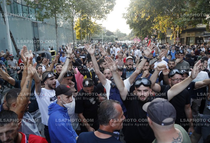 Policia Shperndan Protestuesit Prane Parlamentit
