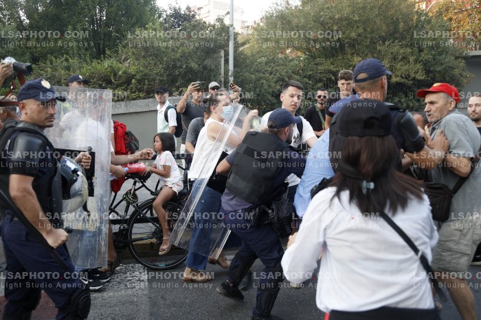 Policia Shperndan Protestuesit Prane Parlamentit