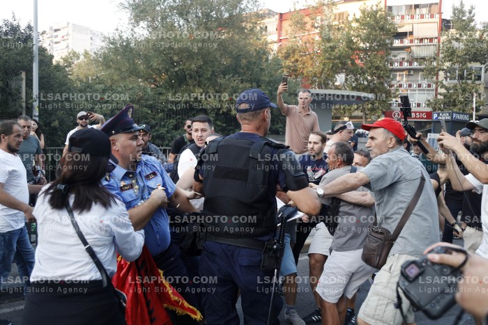 Policia Shperndan Protestuesit Prane Parlamentit