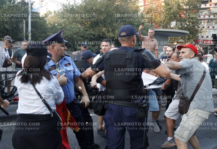 Policia Shperndan Protestuesit Prane Parlamentit