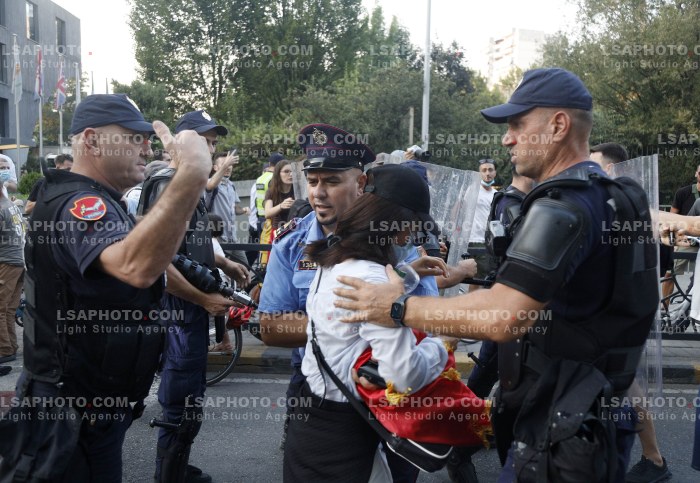 Policia Shperndan Protestuesit Prane Parlamentit