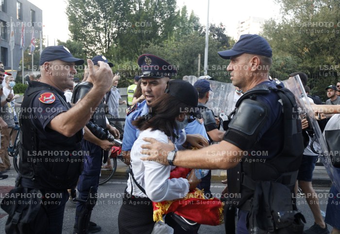 Policia Shperndan Protestuesit Prane Parlamentit