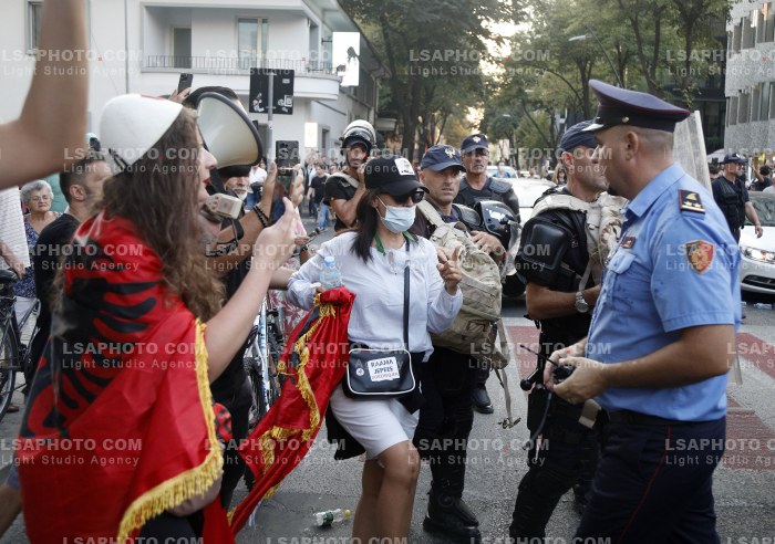 Policia Shperndan Protestuesit Prane Parlamentit