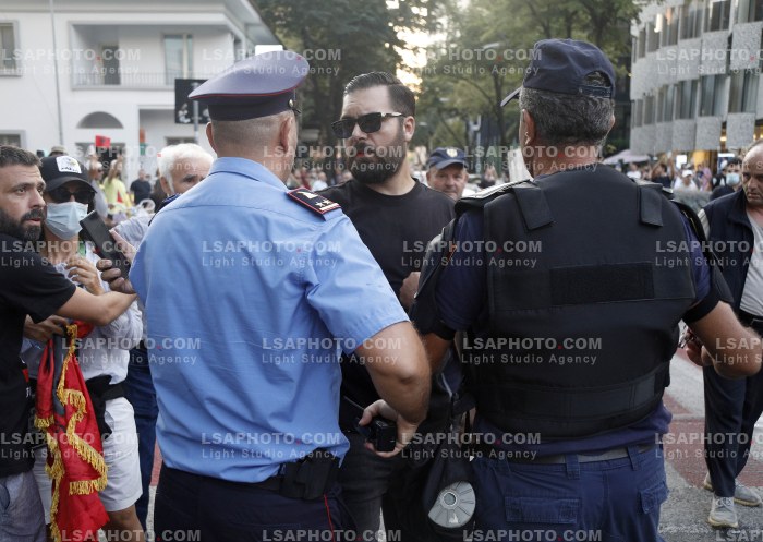 Policia Shperndan Protestuesit Prane Parlamentit