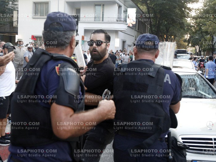 Policia Shperndan Protestuesit Prane Parlamentit