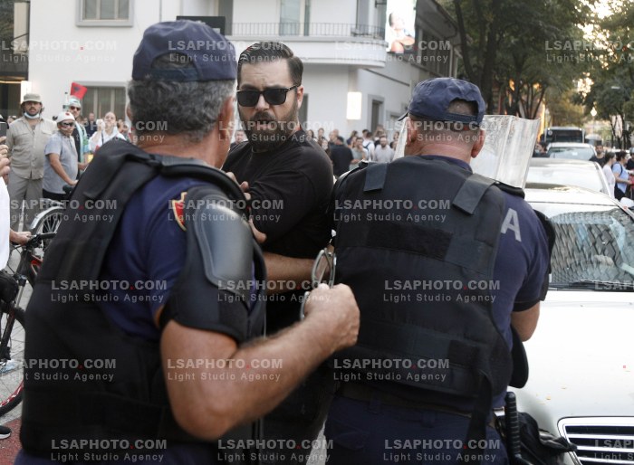 Policia Shperndan Protestuesit Prane Parlamentit