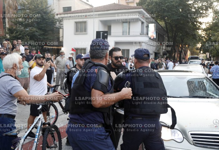 Policia Shperndan Protestuesit Prane Parlamentit